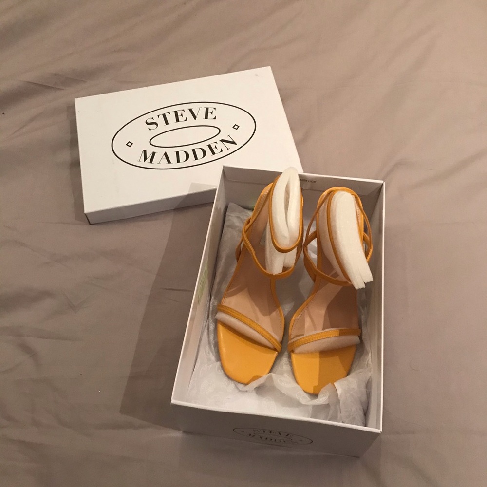 Steve Madden Necture Heeled Sandal 💛🌺